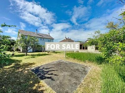 Detached House with Garden Close to the Coast