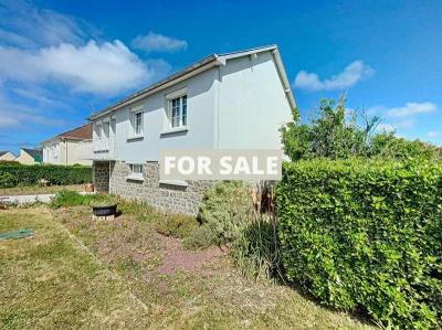 Detached House with Garden Close to the Coast