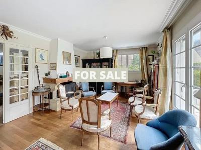 Detached House with Landscaped Garden