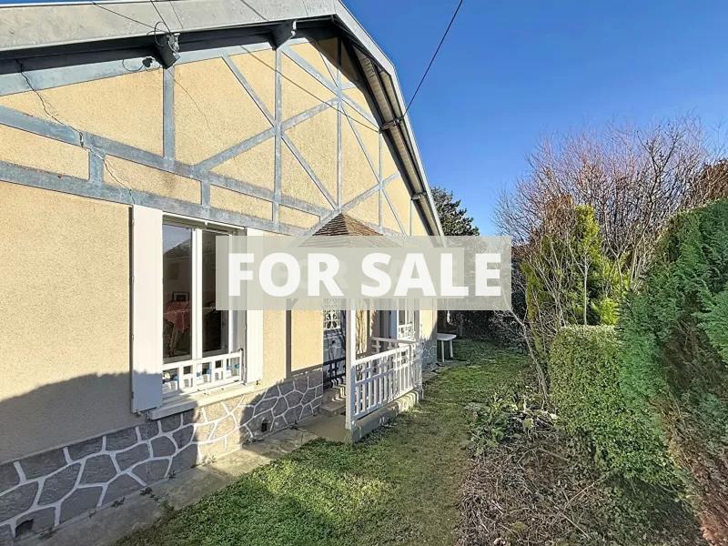 Detached House with Garden by the Coast
