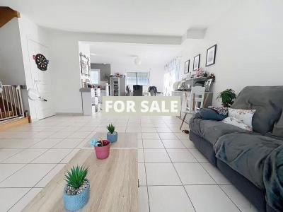 Modern Detached House with Garden