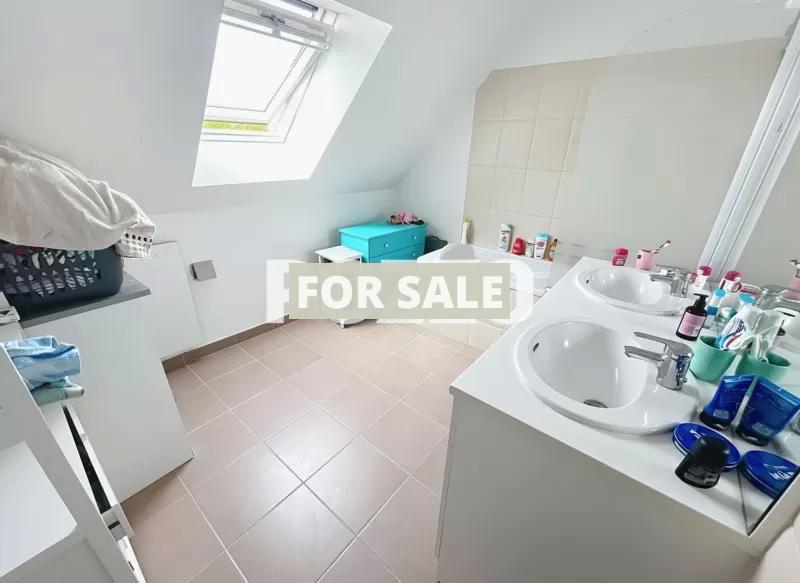 Modern Detached House with Garden