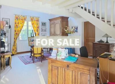 Detached Country House with Landscaped Garden