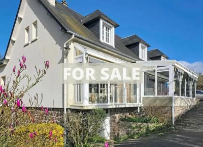 Detached Country House with Landscaped Garden