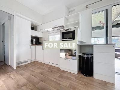 Contemporary Detached House with Private Garden