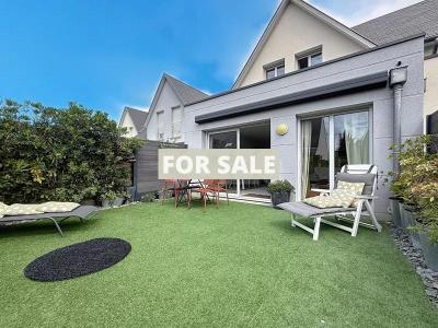 Contemporary Detached House with Garden
