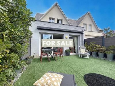 Contemporary Detached House with Garden
