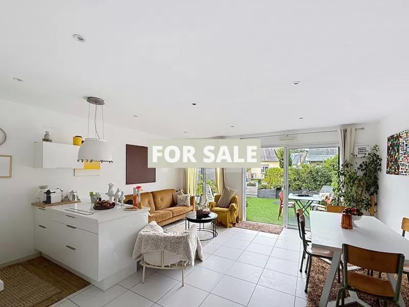 Contemporary Detached House with Garden