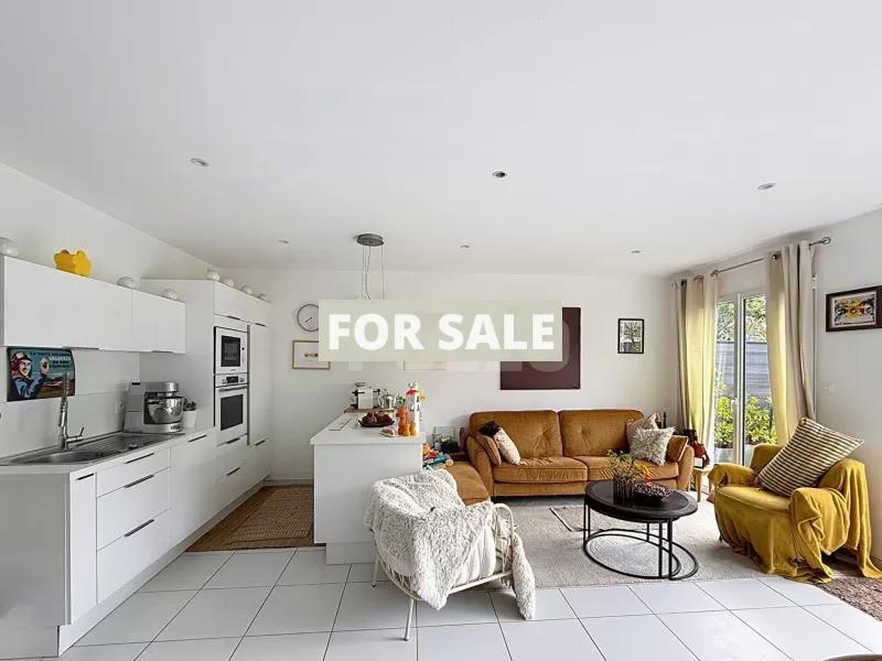 Contemporary Detached House with Garden