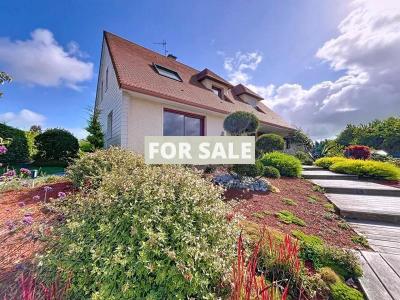 Contemporary Detached House with Garden