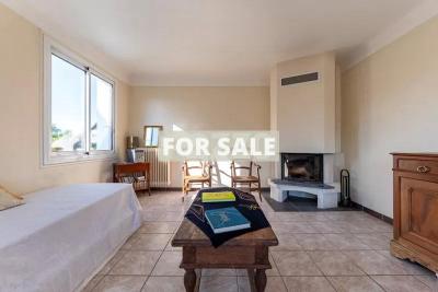 Contemporary Detached House in Coastal ResortT own