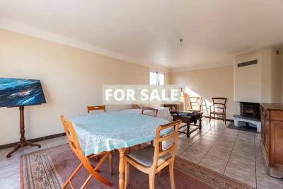 Contemporary Detached House in Coastal ResortT own