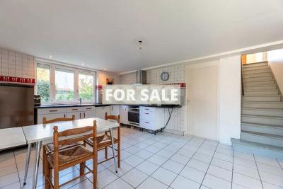 Contemporary Detached House in Coastal ResortT own