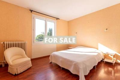 Contemporary Detached House in Coastal ResortT own