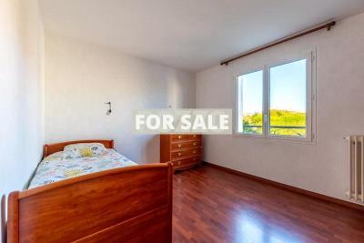 Contemporary Detached House in Coastal ResortT own