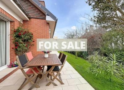 Detached House with Garden by the Coast