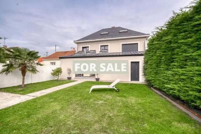 Detached House with Garden by the Coast