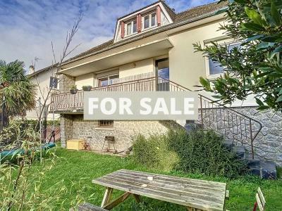 Detached House with Garden