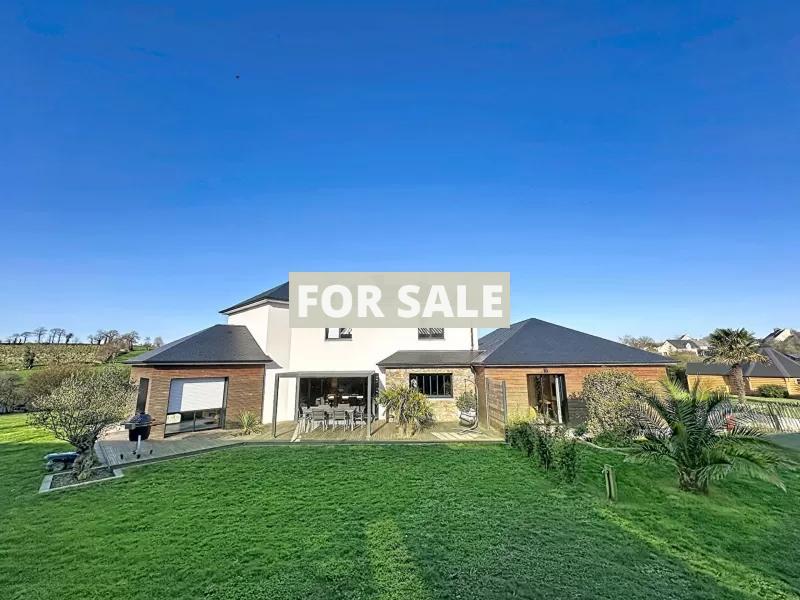 Main House with Guest Pods in Over One Hectare