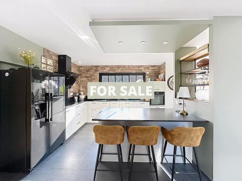 Main House with Guest Pods in Over One Hectare