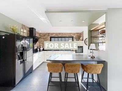 Main House with Guest Pods in Over One Hectare