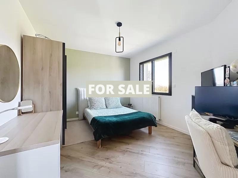 Main House with Guest Pods in Over One Hectare