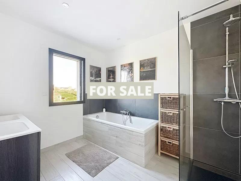 Main House with Guest Pods in Over One Hectare