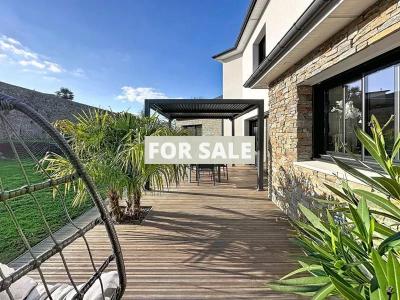 Main House with Guest Pods in Over One Hectare