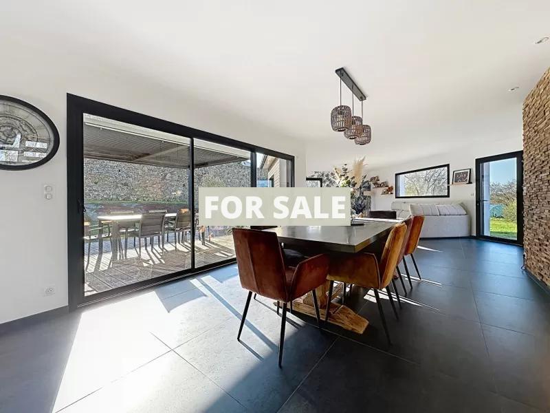 Main House with Guest Pods in Over One Hectare