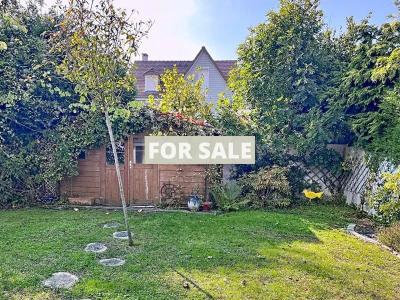 Detached House with Garden and Open View