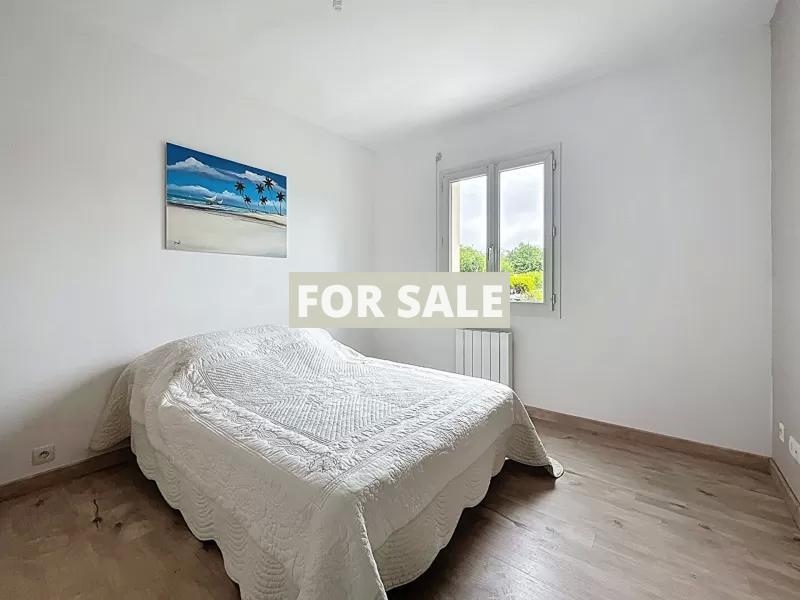 Detached House with Garden, 10 Mins from the Beach