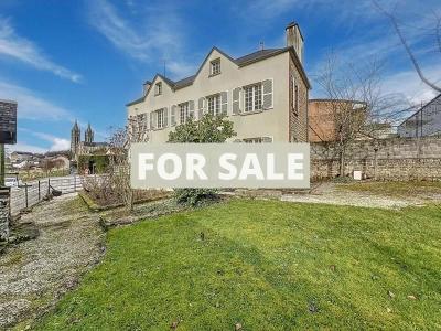 Large Detached House with Landscaped Garden