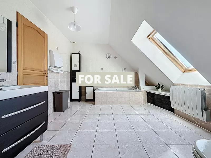 Detached House with Garden by the Coast