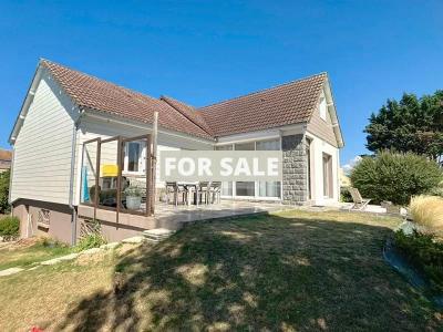 Detached Country House with Landscaped Garden