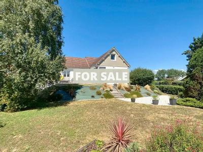 Detached Country House with Landscaped Garden