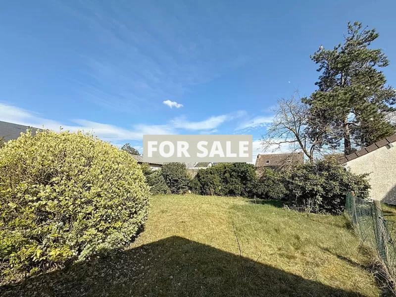 Detached House with Garden by the Coast