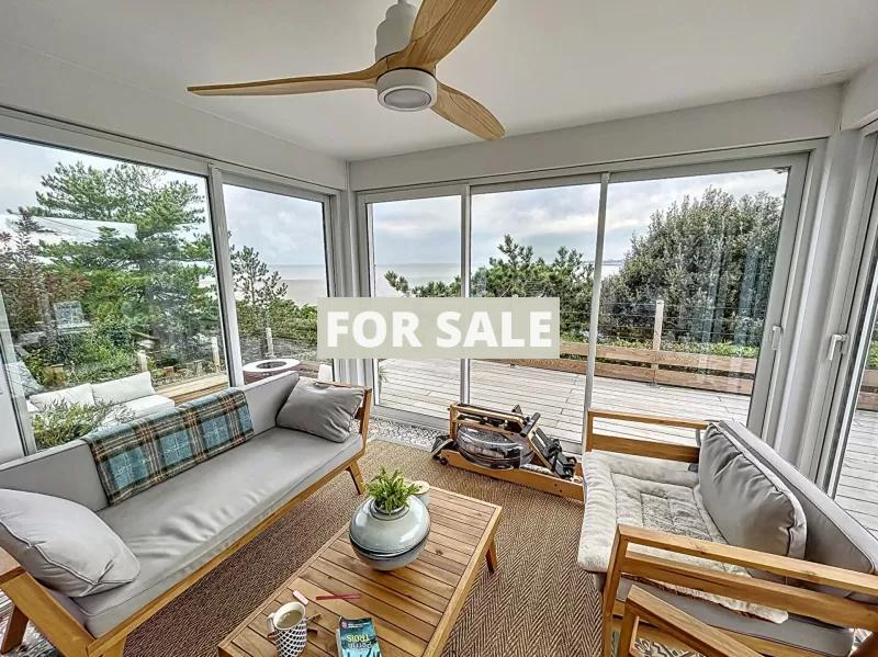 Detached House with Panoramic Sea Views