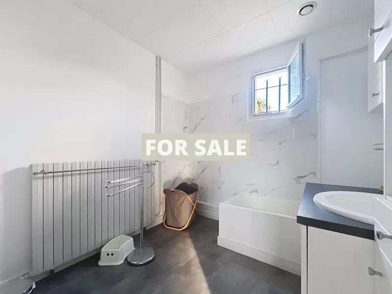 Detached House with Garden by the Coast