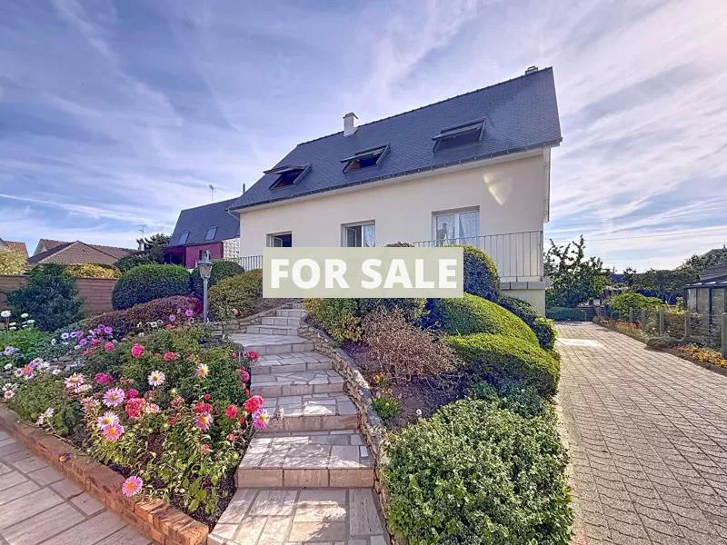 Contemporary Detached House with Garden