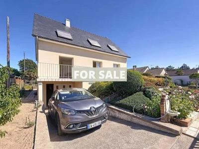 Contemporary Detached House with Garden