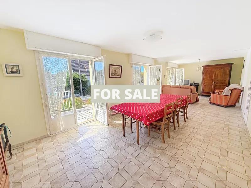 Contemporary Detached House with Garden