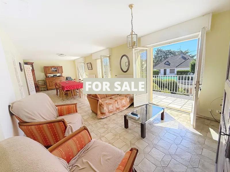 Contemporary Detached House with Garden