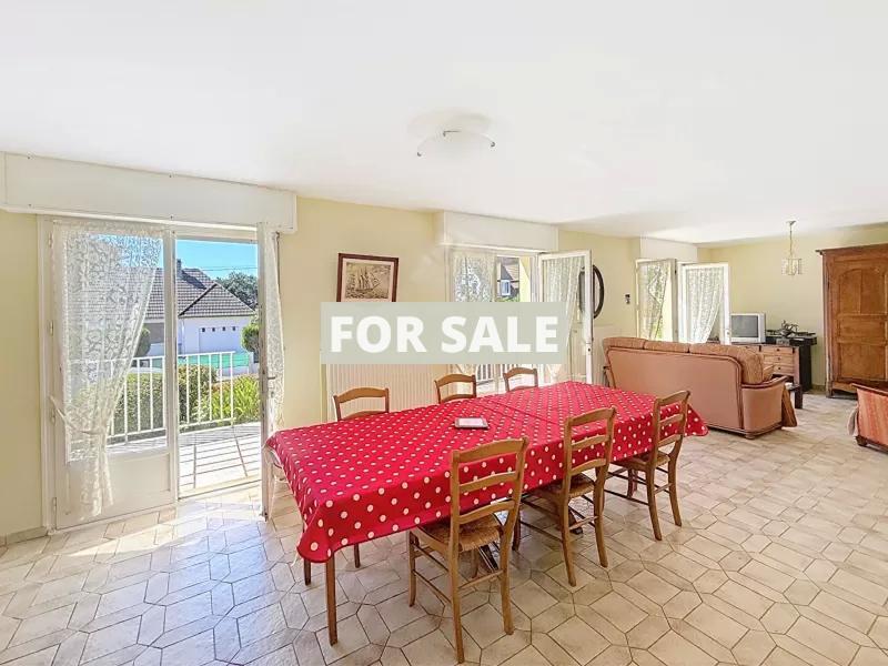 Contemporary Detached House with Garden