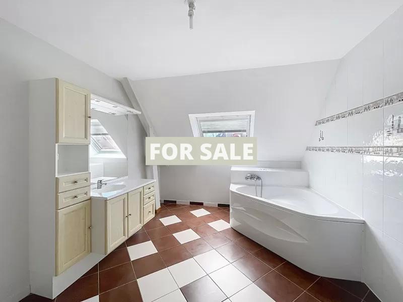 Contemporary Detached House with Garden