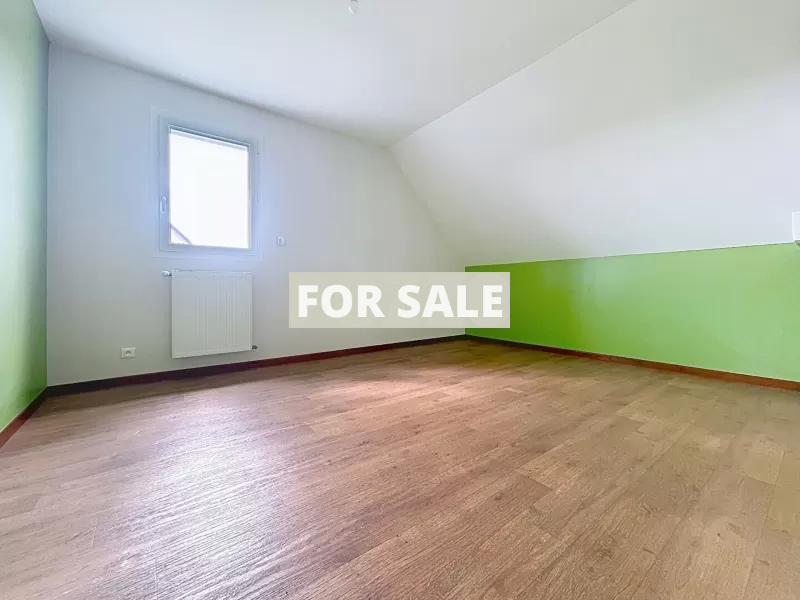 Contemporary Detached House with Garden