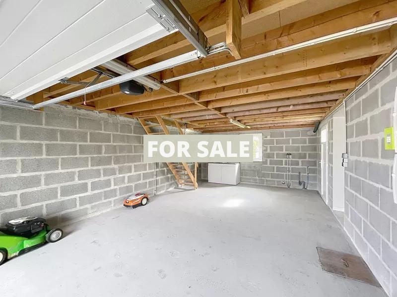 Contemporary Detached House with Garden