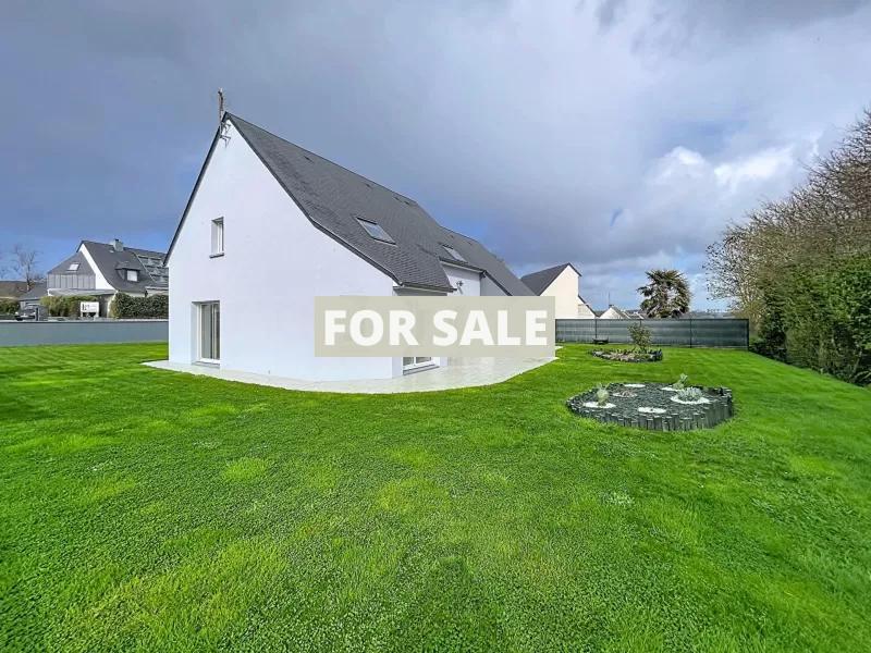 Contemporary Detached House with Garden