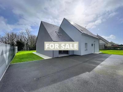 Contemporary Detached House with Garden