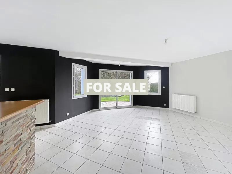 Contemporary Detached House with Garden