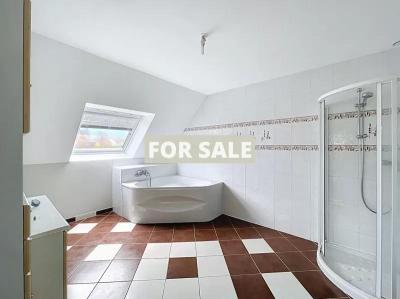 Contemporary Detached House with Garden